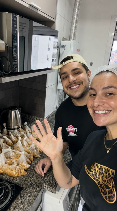 Produção de batata recheada na cozinha de casa